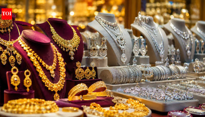 Live Gold Prices Today: Gold Rises as Dollar Slips and Markets Eye the Fed